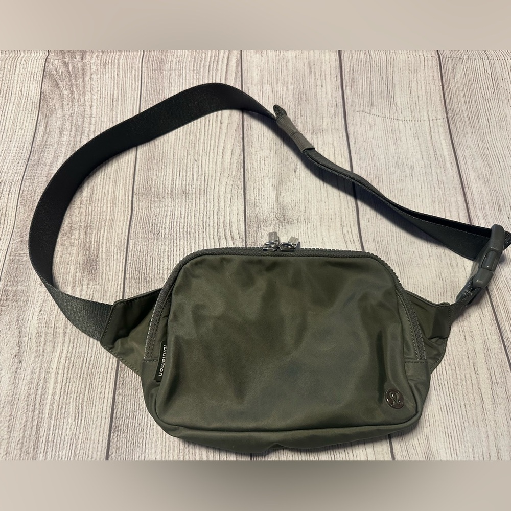 Lululemon  Everywhere Rainforest Green 1L Crossbody Fanny Pack